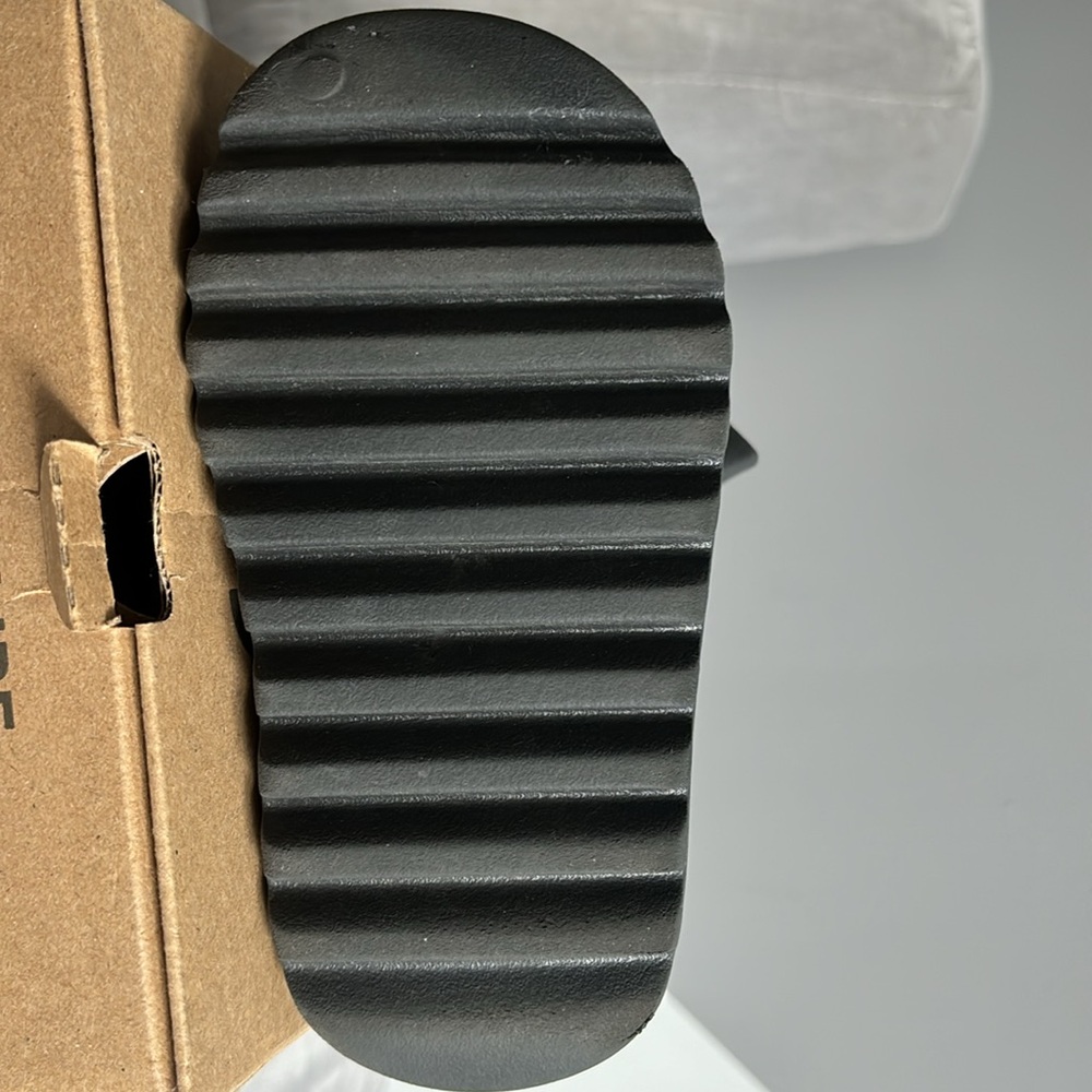 Kids Yeezy Slides. - Picture 3 of 6